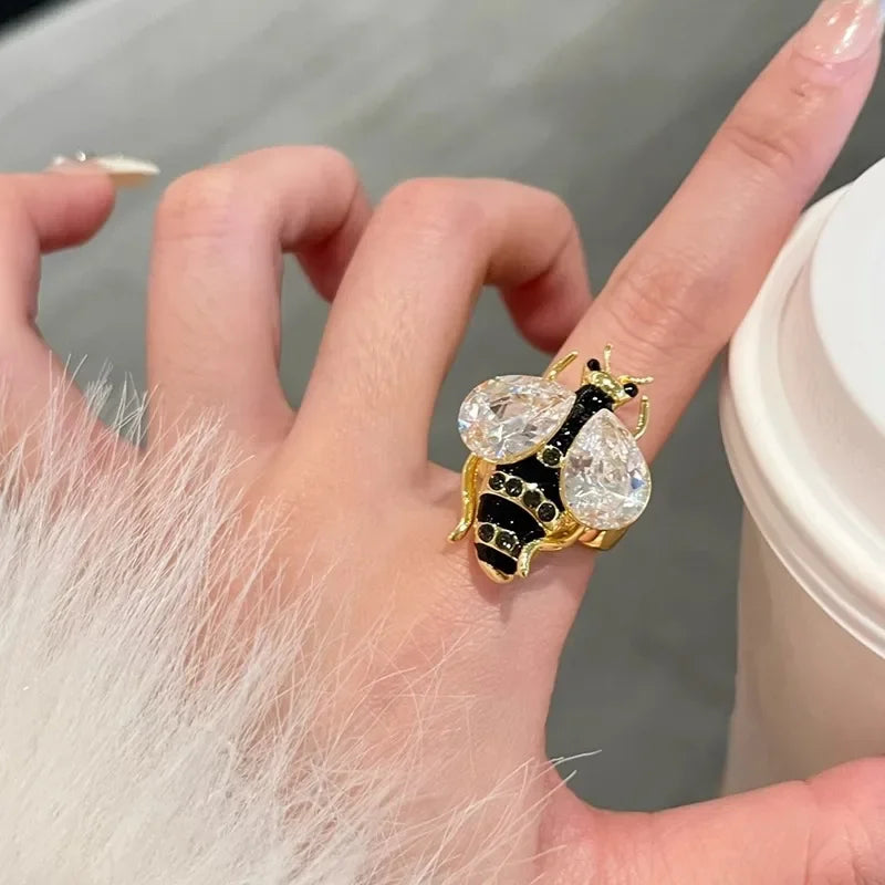 Women’s bee ring in black