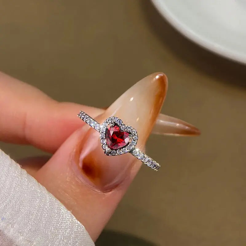 Кольцо с сердцем и красным цирконом и серебром