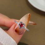 Кольцо с сердцем и красным цирконом и серебром