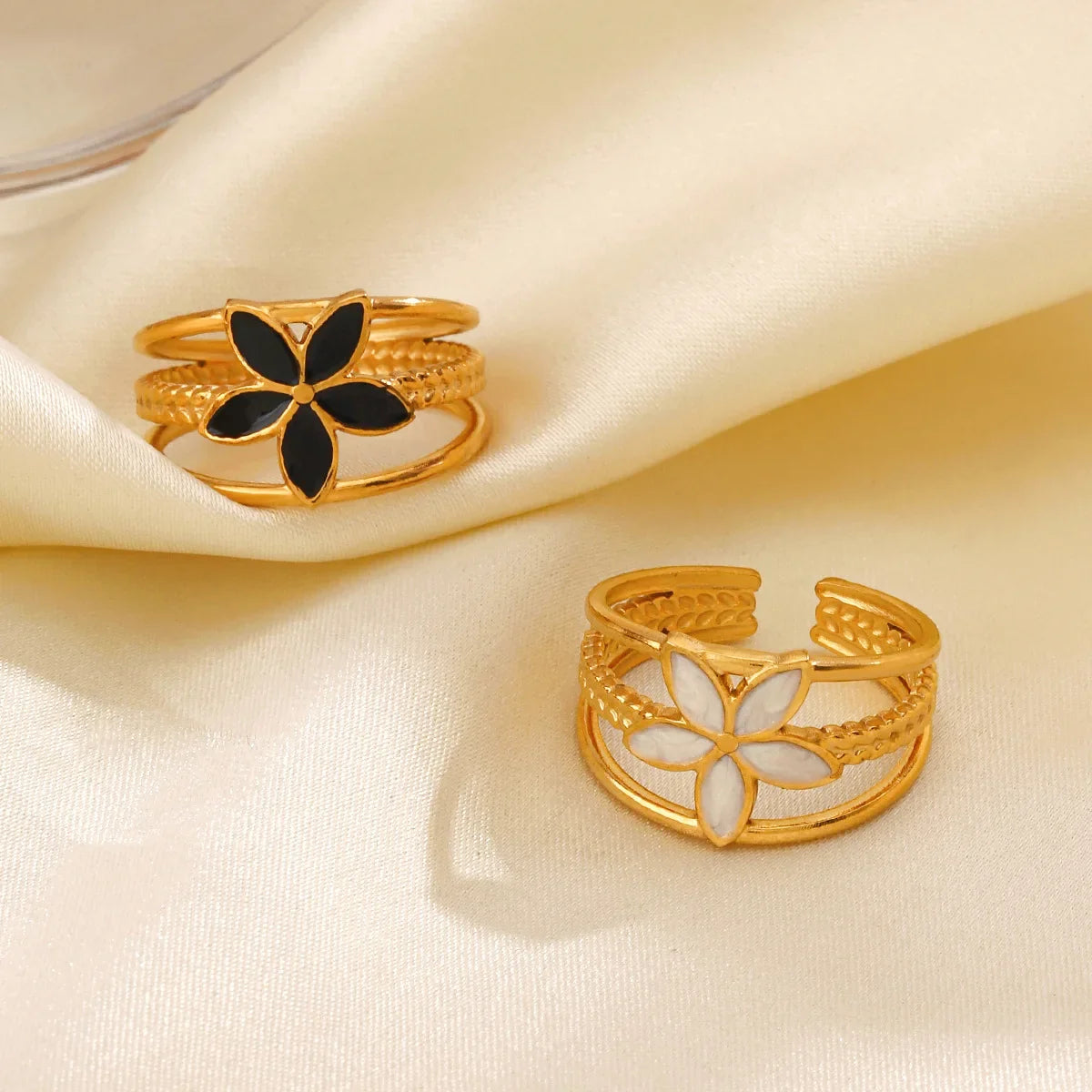 Bague Elégante avec Fleur noir