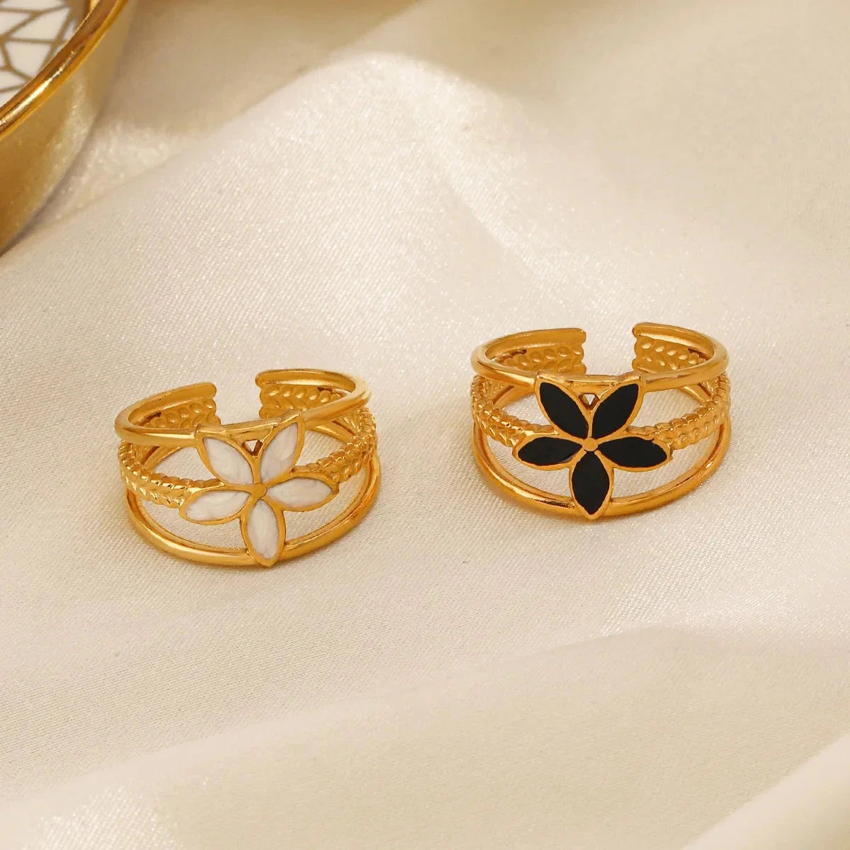 Bague Elégante avec Fleur blanc