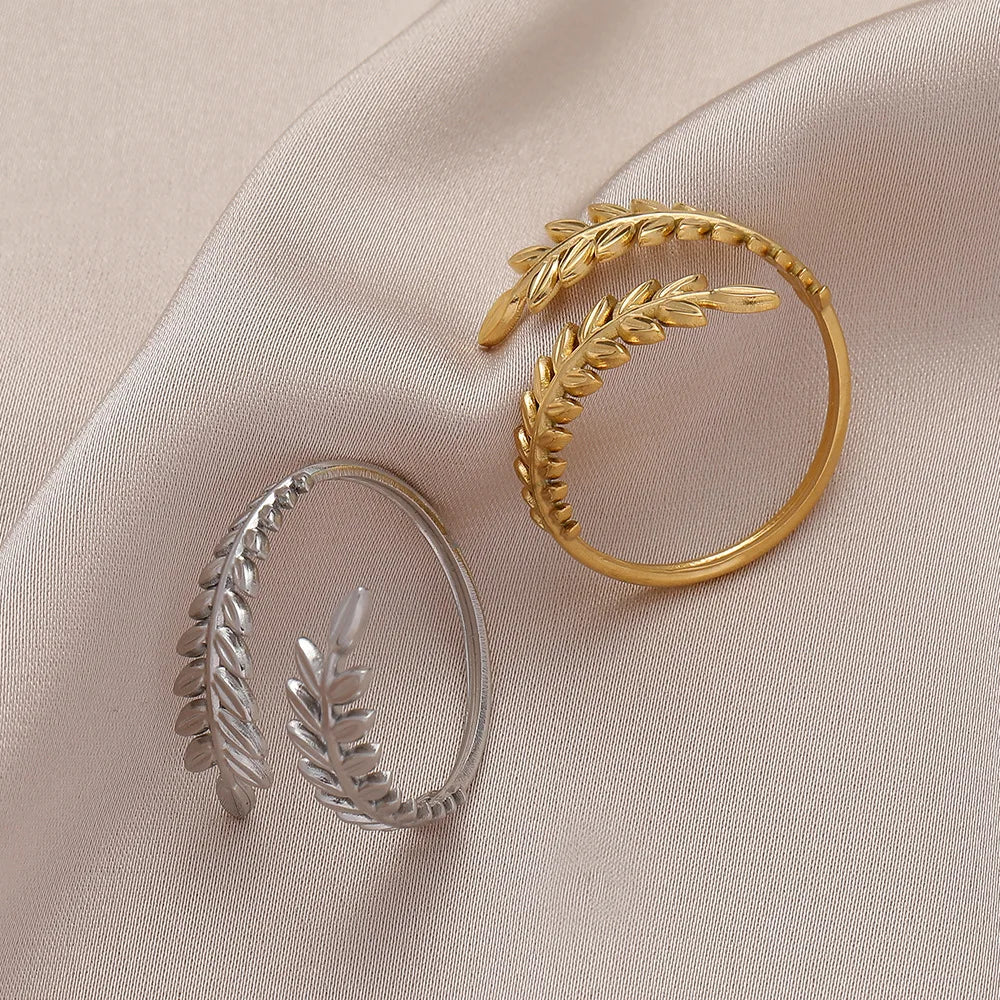Autumn Laurel Leaf Ring in gold