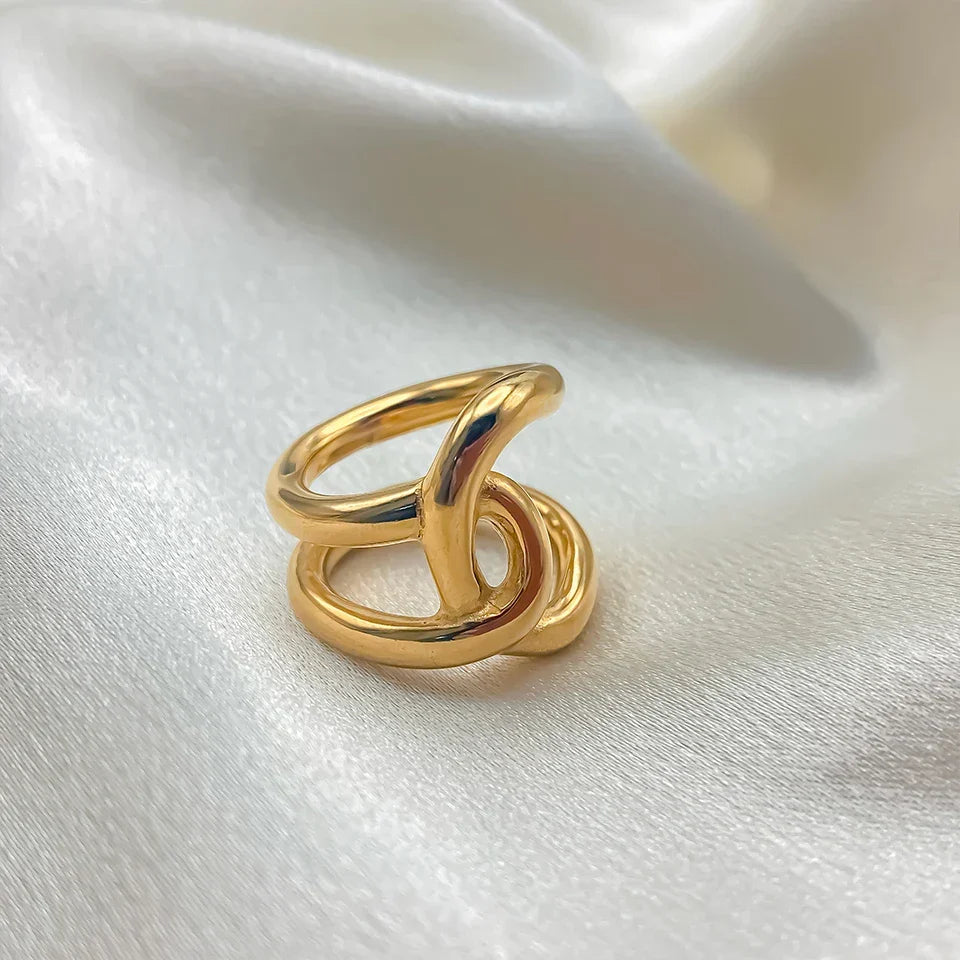 Original knot ring in gold-tone