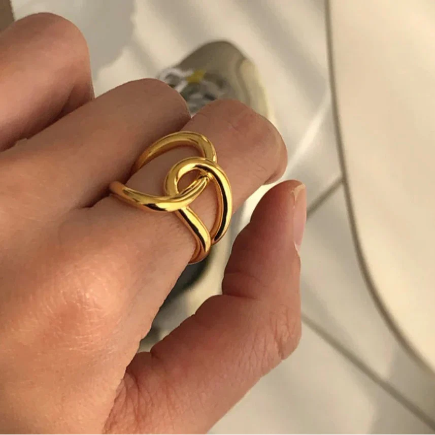 Original knot ring in gold-tone