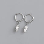 Серьги-кольца с маленьким подвесным пером, серебро
