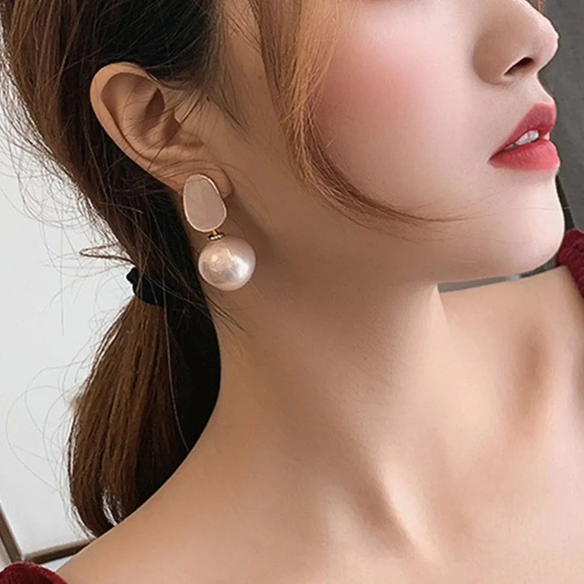 Retro-Style Earrings with White Pearls pink