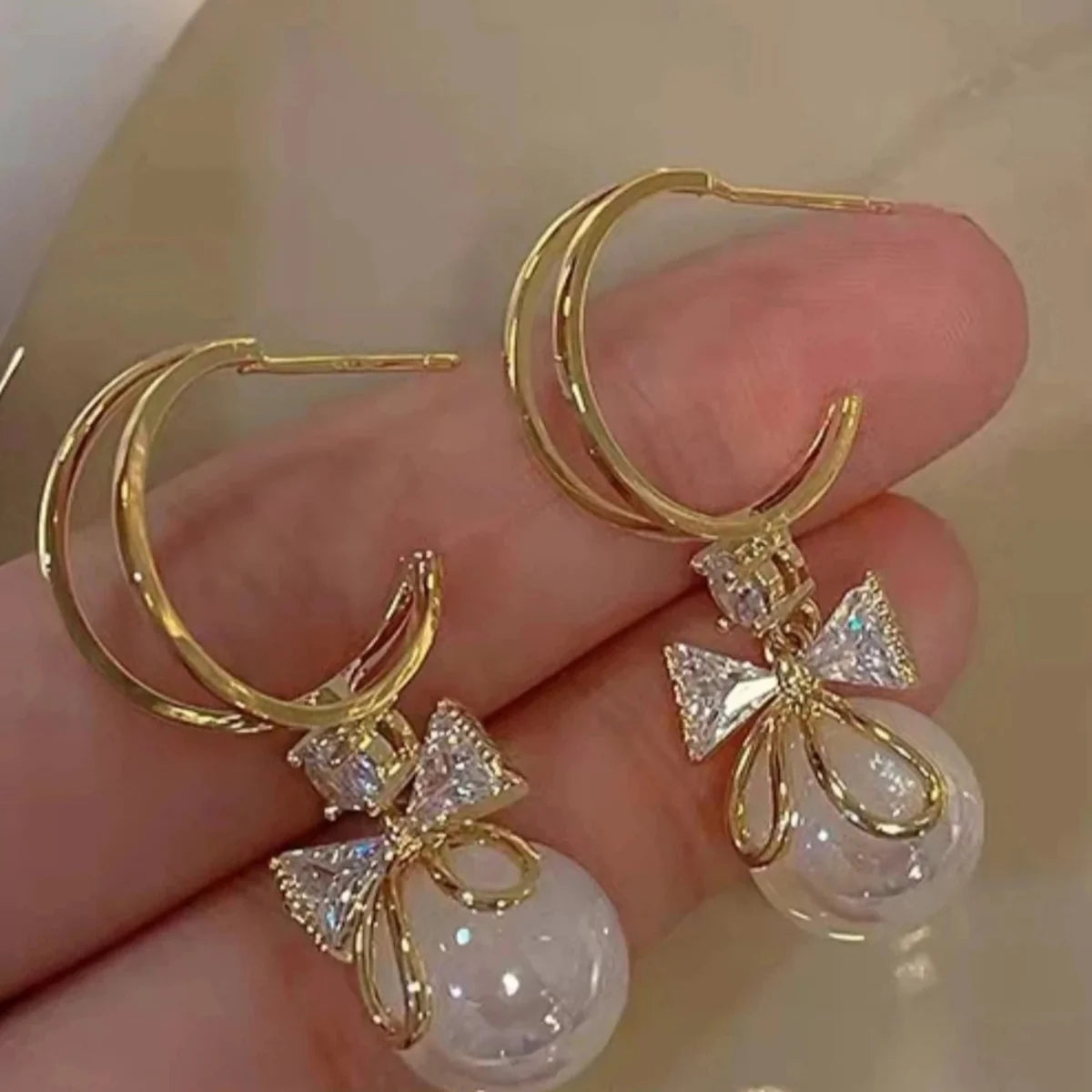Dangling Earrings with Bow and Pearl