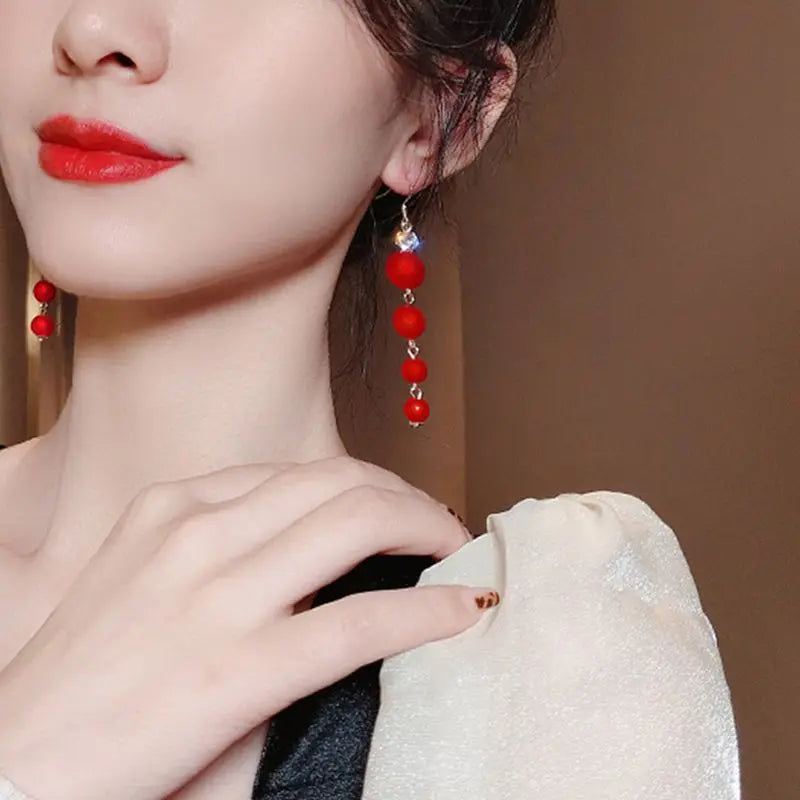 أقراط متدلية بكرات عيد الميلاد الحمراء للنساء