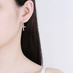 Серебряные подвесные серьги с крестом из циркония