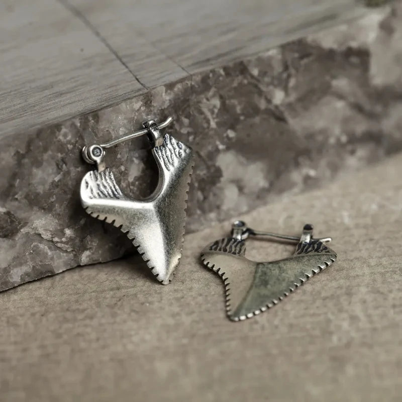 Boucles d'Oreilles Pendantes Incrustées Dent de Requin