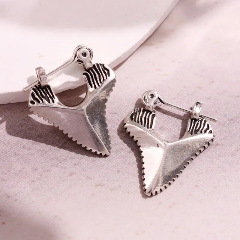 Boucles d'Oreilles Pendantes Incrustées Dent de Requin