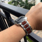 سوار Apple Watch من الخشب باللونين البني والأسود