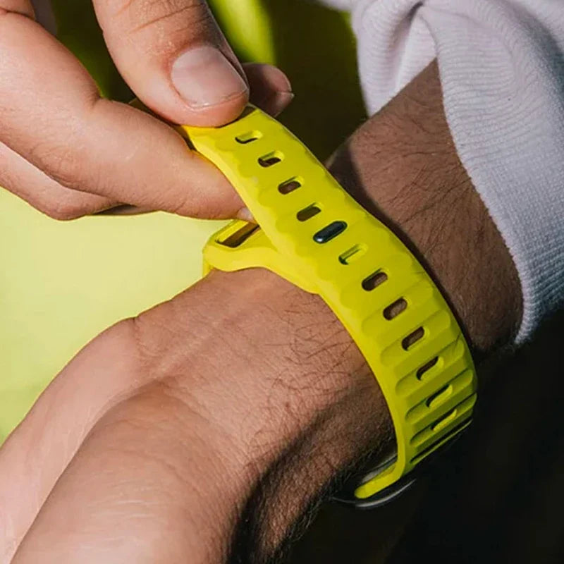 سوار Apple Watch من السيليكون الجراحي أصفر