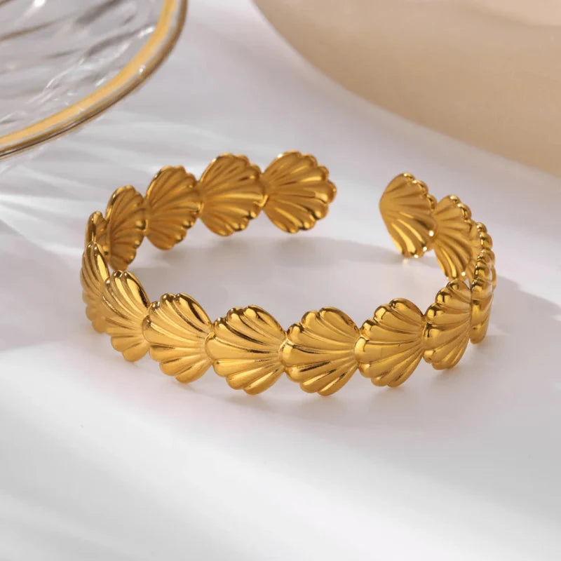 Elegant Seashell, Starfish, and Scallop Bracelet scallop gold