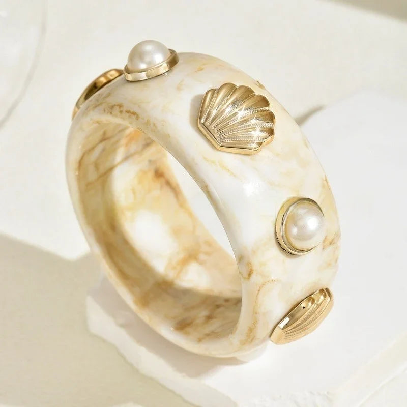 Beige shell resin bracelet
