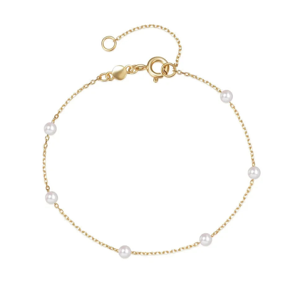 Fine curb bracelet with white pearls