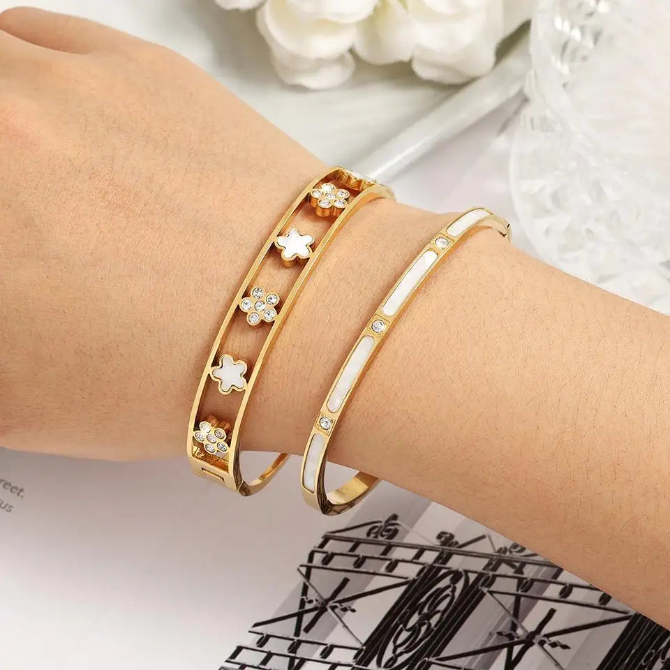 5-Petal Fine Flowers Figaro Bracelet a