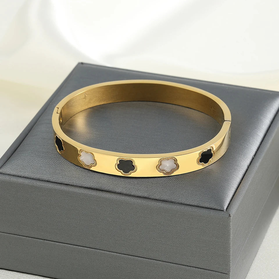 5-Petal Fine Flowers Figaro Bracelet b
