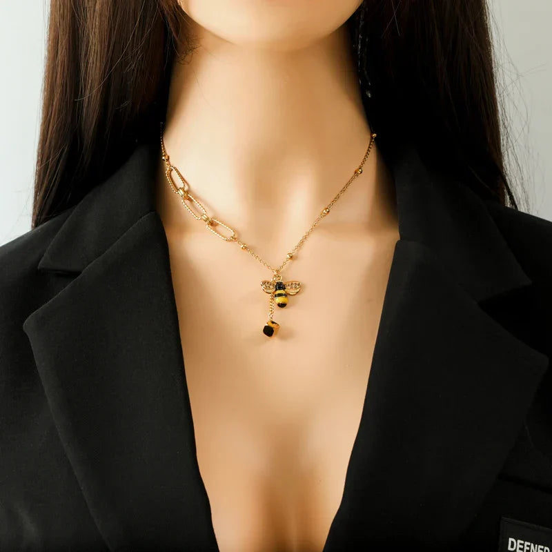 Collier avec pendentif abeille pour femme