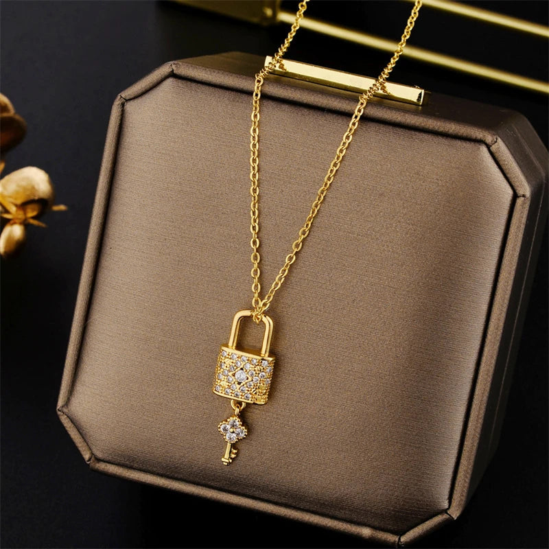 Ожерелье с подвеской в виде ключа и замка золотистого цвета