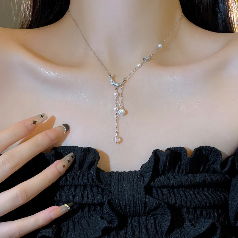 Collier avec Pendentif Croissant de Lune et Perles