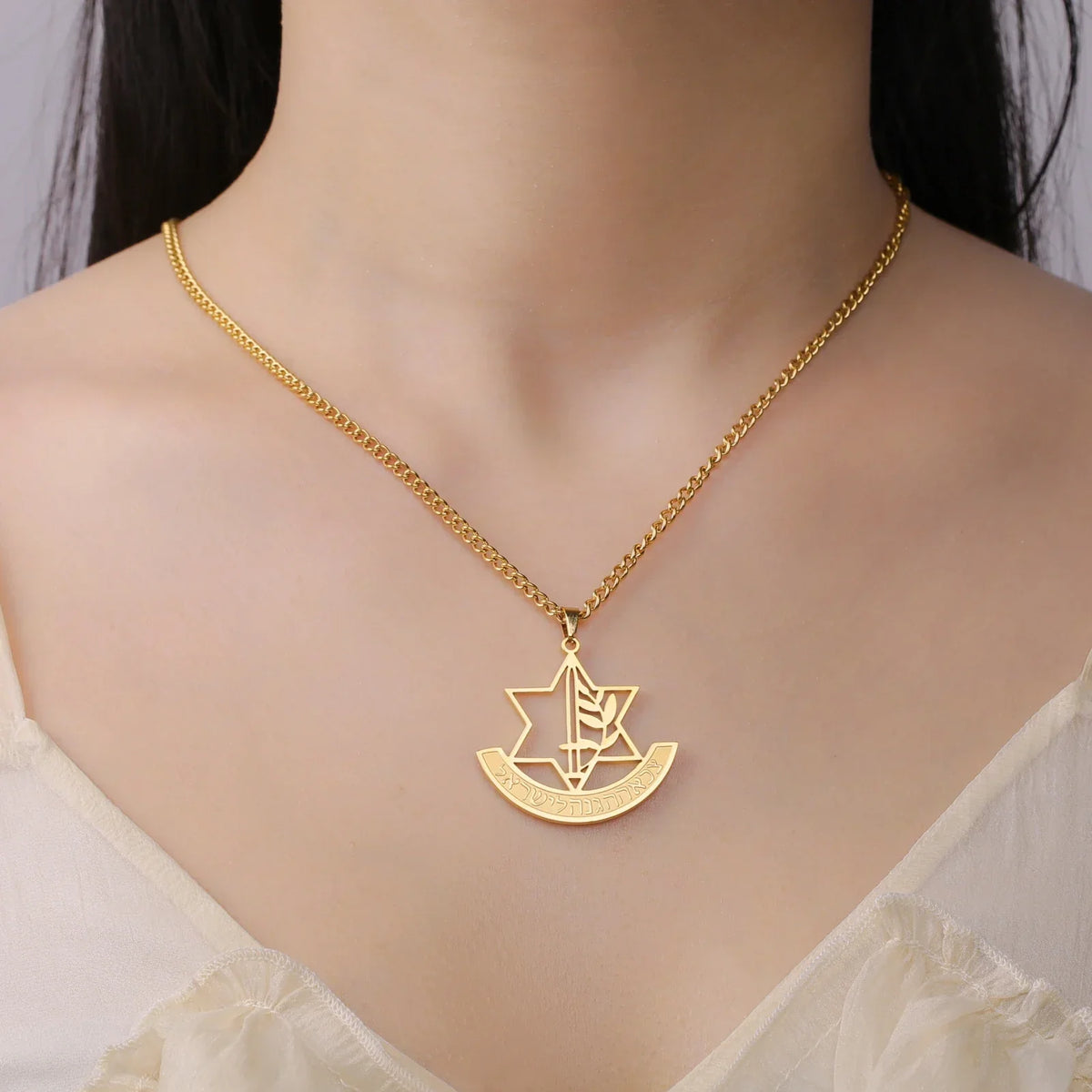 Necklace with David star and symbolic Jewish fleur-de-lis pendant in gold