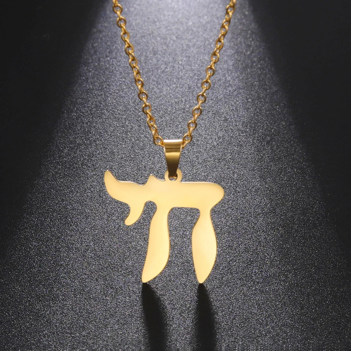 Collier avec pendentif de la lettre hébraïque Chai symbole de vie juive or