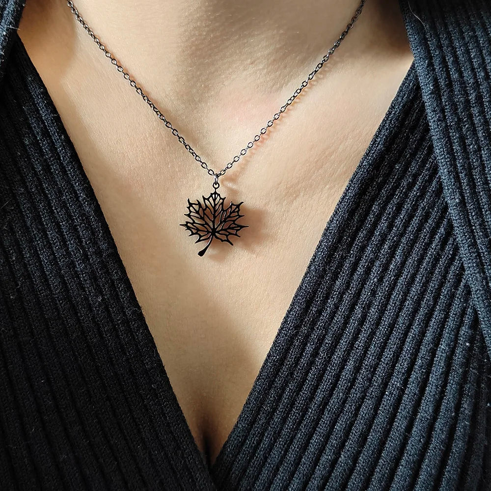 Collier avec Pendentif Feuille d'Erable noir