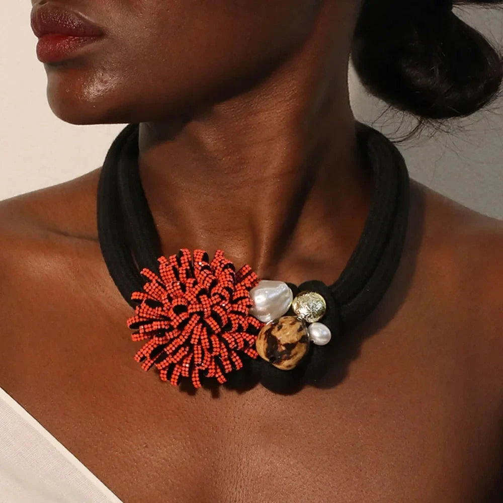 Collier Ras de Cou avec Pendentif Fleur Rouge et Perles