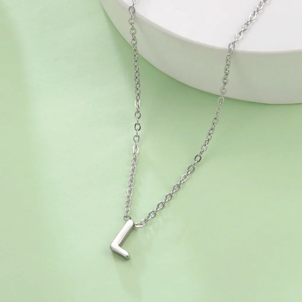 Колье с кулоном в виде инициала — буква 
