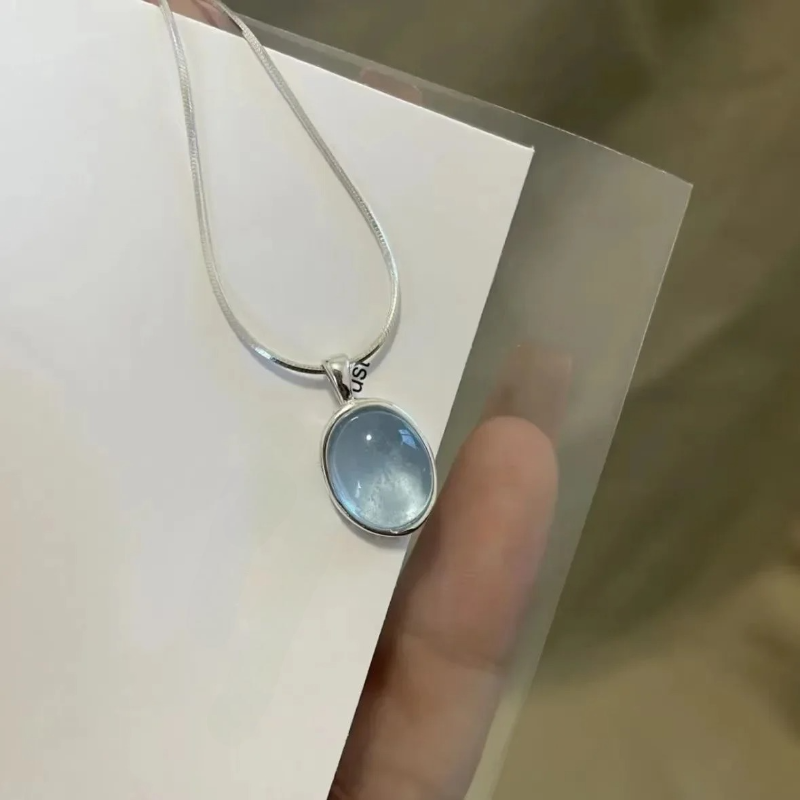 Ожерелье с овальным кулоном из лунного камня