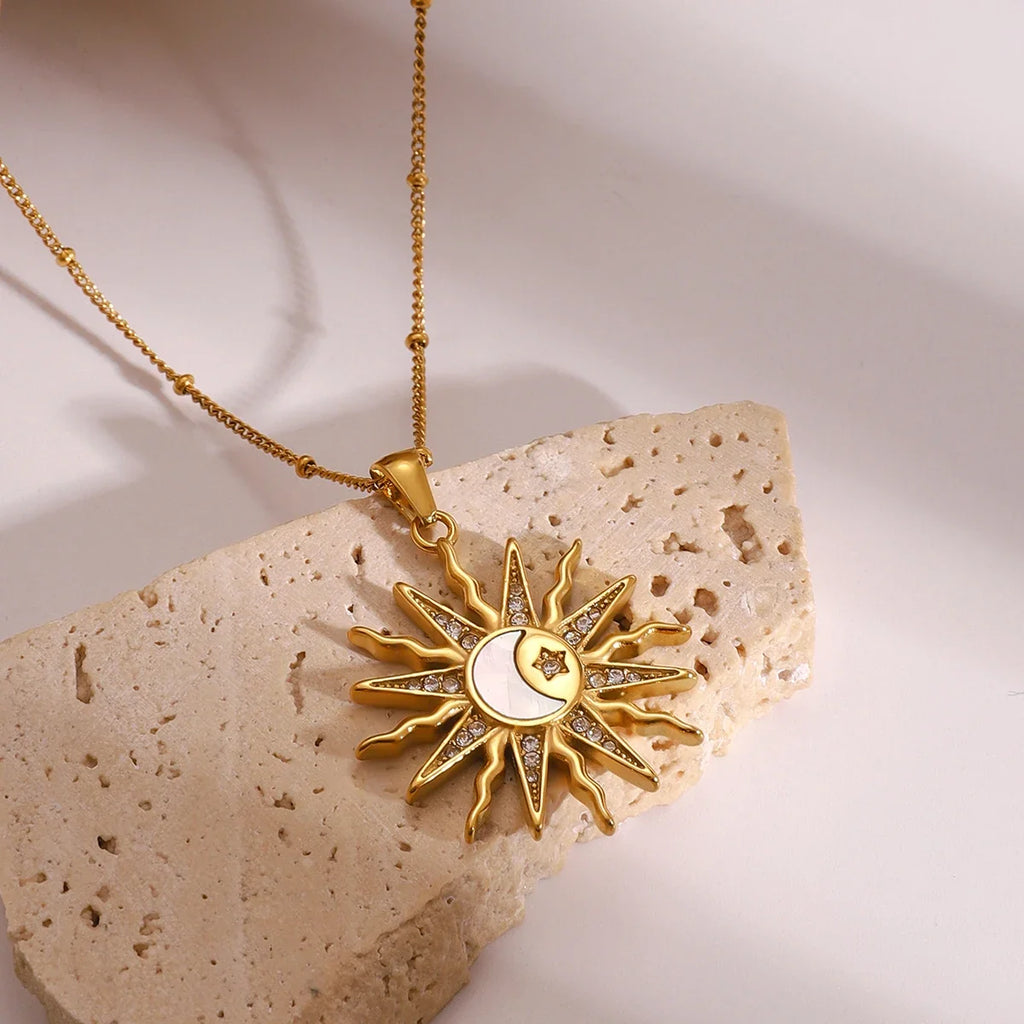 Collier avec Charmant Pendentif Soleil et Lune