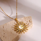 Collier avec Charmant Pendentif Soleil et Lune