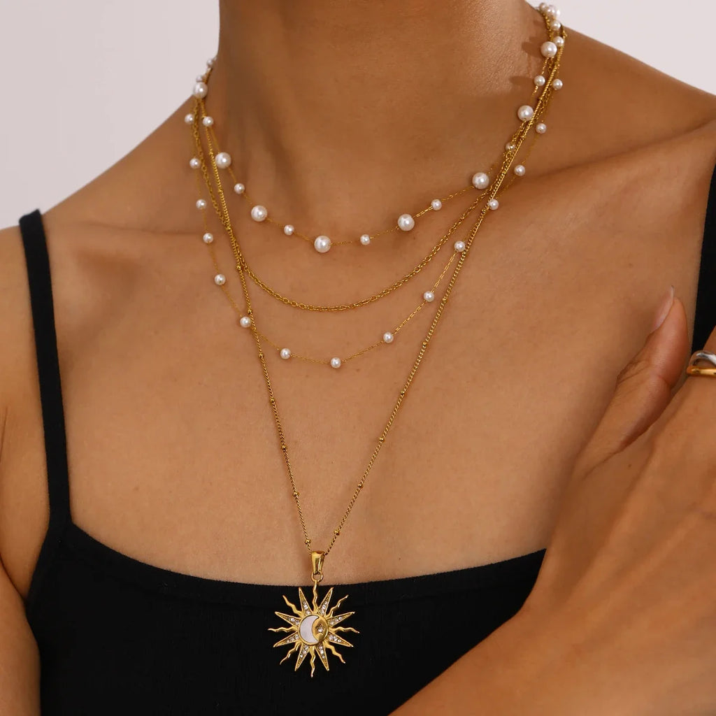 Collier avec Charmant Pendentif Soleil et Lune