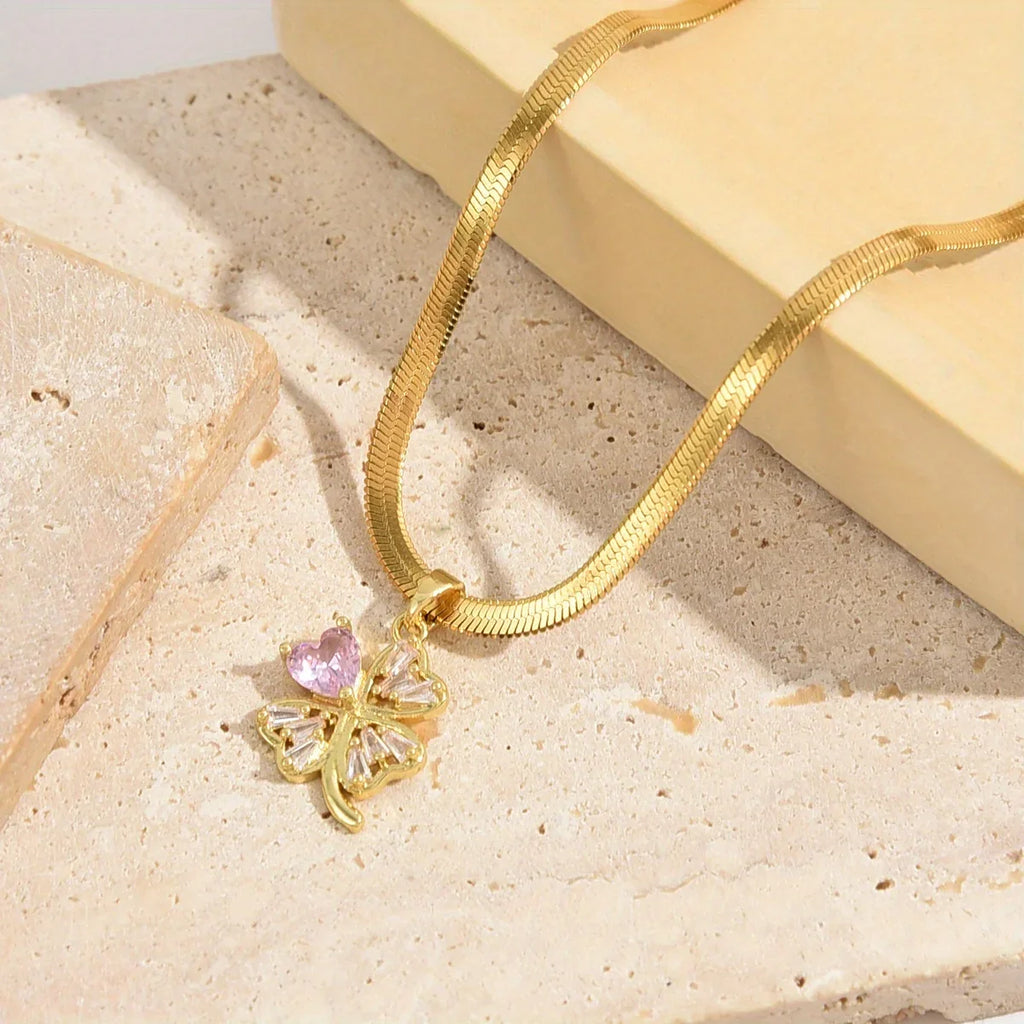 Collier avec Pendentif Trèfle à 4 feuilles Porte Bonheur et Zircon