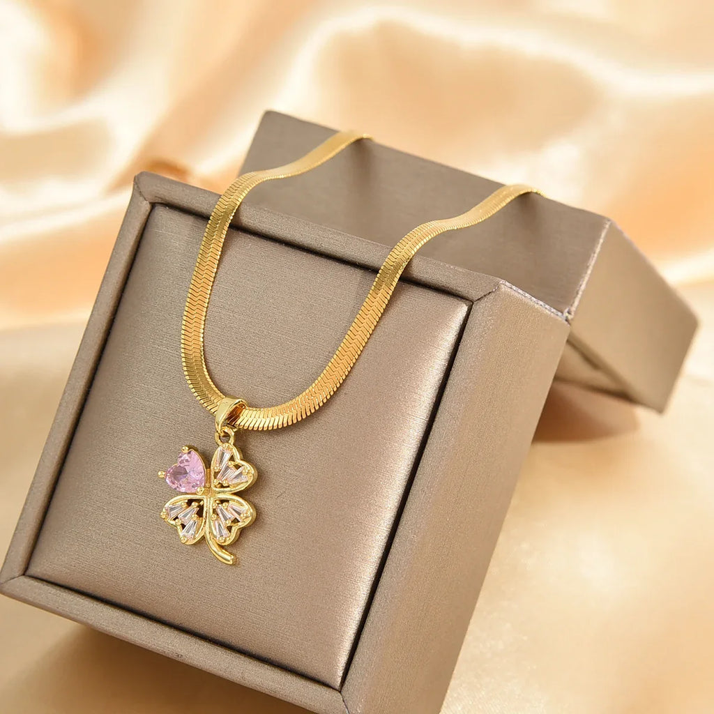 Collier avec Pendentif Trèfle à 4 feuilles Porte Bonheur et Zircon