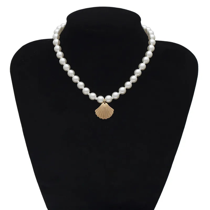 Collier Pendentif Coquillage Coquille Saint-Jacques avec Perles Blanches