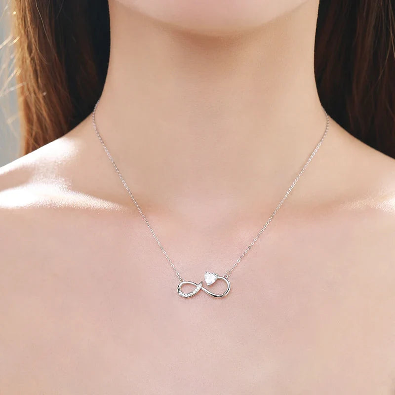 Collier Pendentif Infini et Lion en Zircon