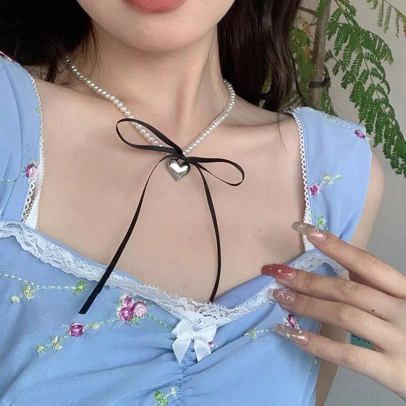Collier Ras de Cou avec Pendentif Coeur et Perles noir