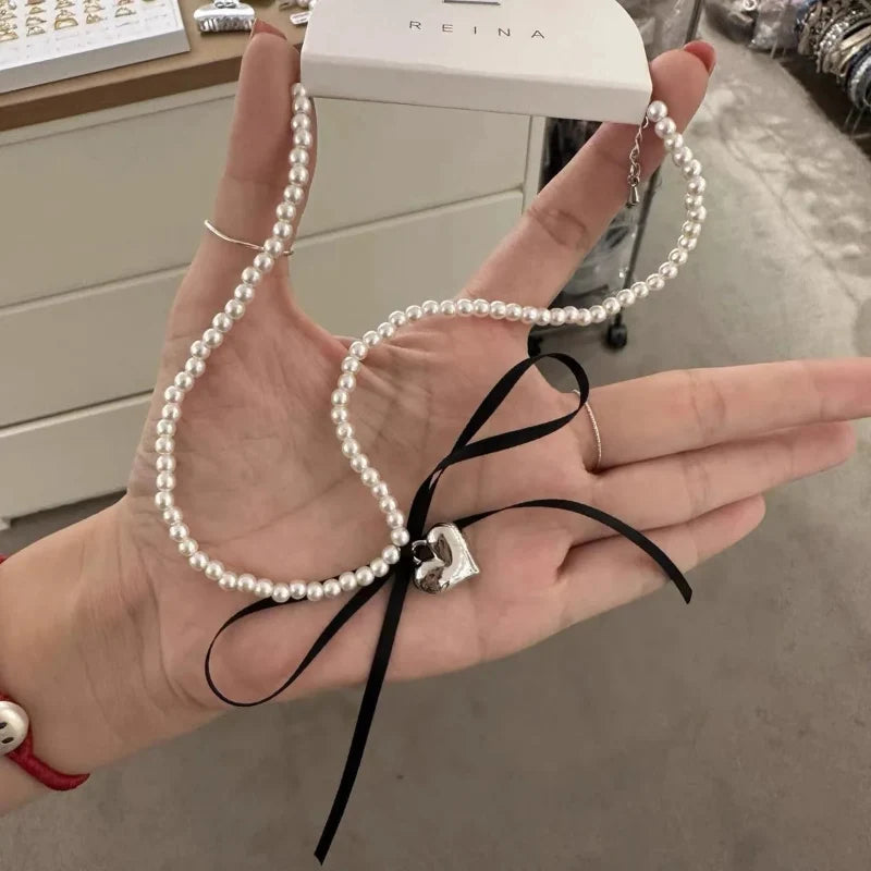 Collier Ras de Cou avec Pendentif Coeur et Perles noir