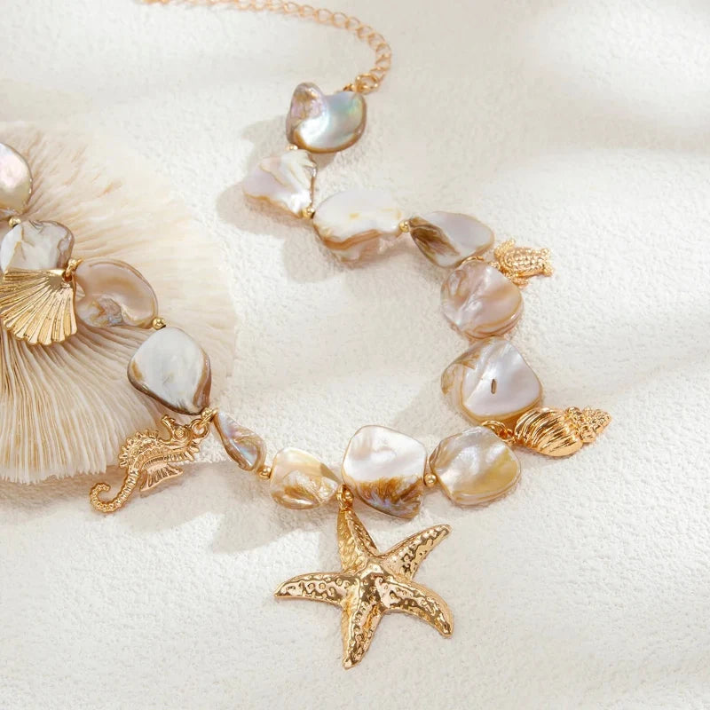 Collier Ras de Cou avec Pendentifs Coquillages Etoile de Mer beige