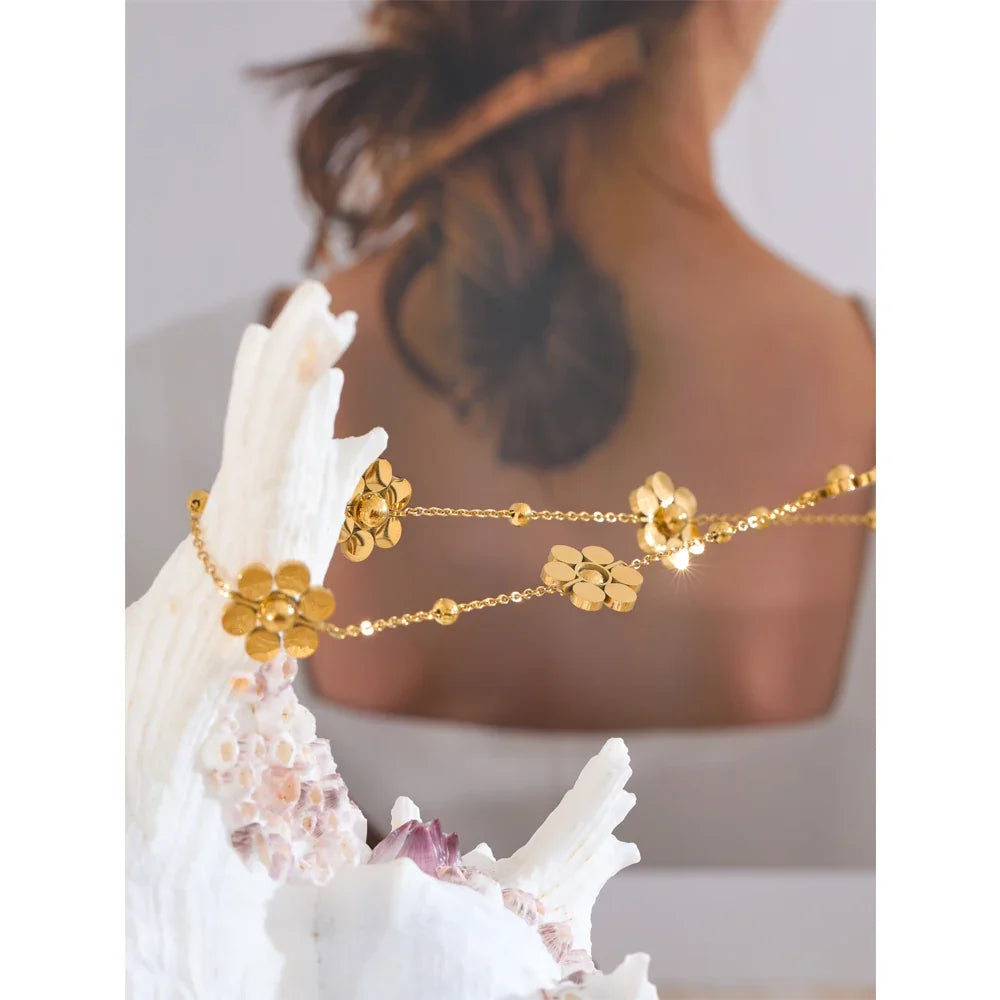 Choker Necklace with Floral Pendant in Gold