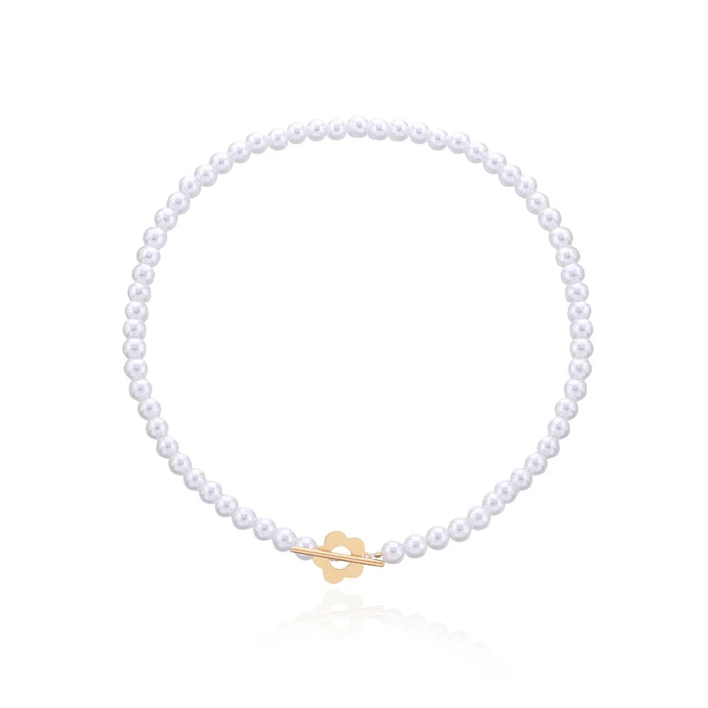 Floral Pendant Choker Necklace in White and Gold