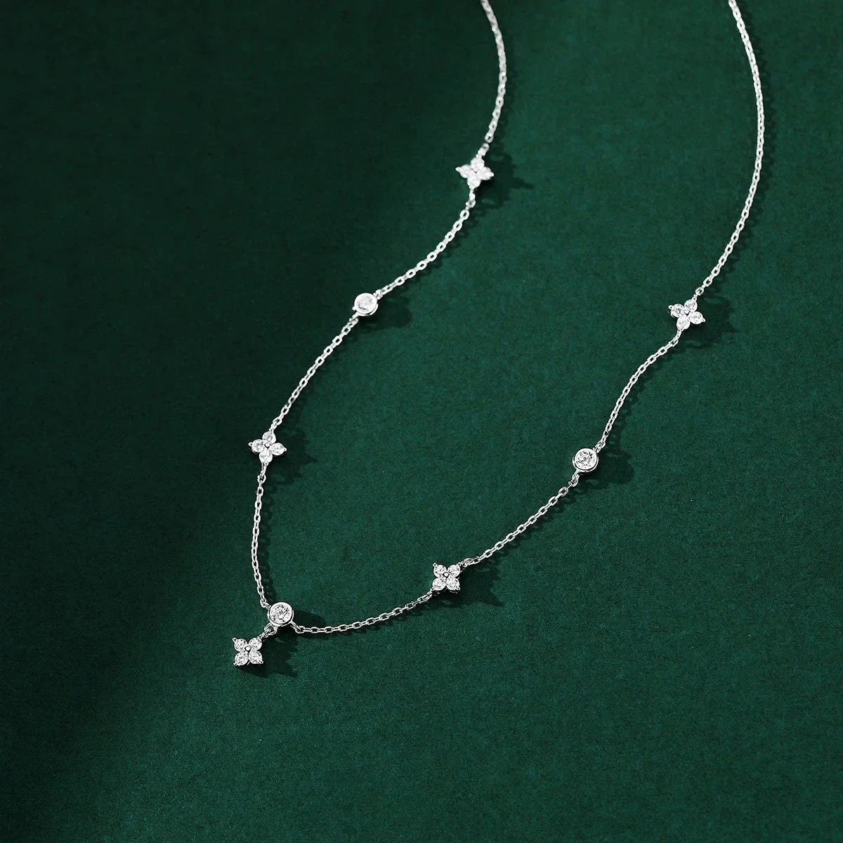 Flower Pendant Zircon Choker Necklace in Silver