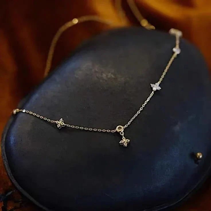 Flower Pendant Zircon Choker Necklace in Silver